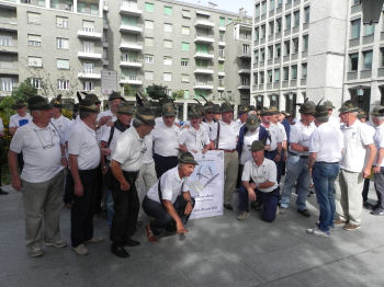 Gruppo di Ufficiali degli Alpini, ex-AUC del 40° Corso, al Palazzo Regionale di Aosta per la presentazione del libro -La Penna Alpina- (48024 bytes)
